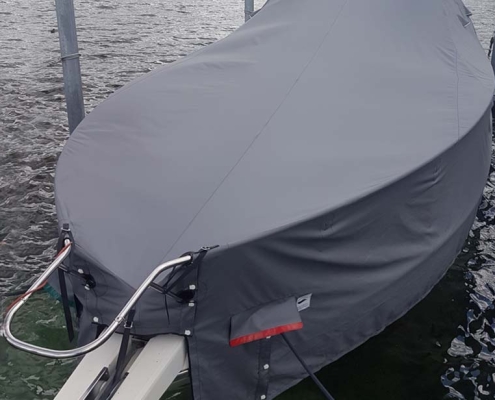 Persenning Galerie 2 Graue Persenning auf Motorboot im Bootshafen