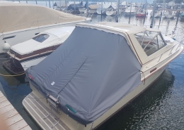 Persenning Galerie 3 Graue Persenning auf Motoryacht am Liegeplatz in der Sonne