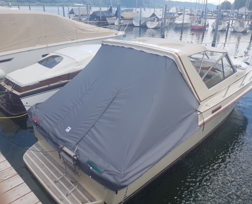 Persenning Galerie 3 Graue Persenning auf Motoryacht am Liegeplatz in der Sonne