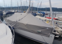Persenning Galerie 4 Graue Persenning auf Motorboot im Yachthafen