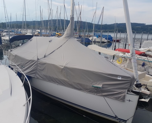 Persenning Galerie 4 Graue Persenning auf Motorboot im Yachthafen
