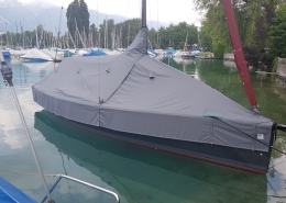 Persenning Galerie 5 Graue Ganzpersenning auf Sportboot auf dem Wasser