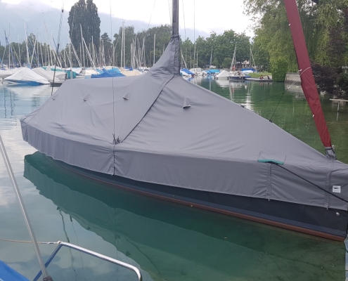 Persenning Galerie 5 Graue Ganzpersenning auf Sportboot auf dem Wasser