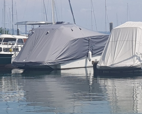Persenning Galerie 6 Zwei Boote mit grauen Persenningen im Bootshafen