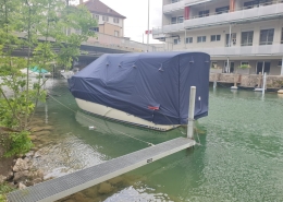 Persenning Galerie 7 Dunkelblaue Persenning auf Motorboot am Ufer