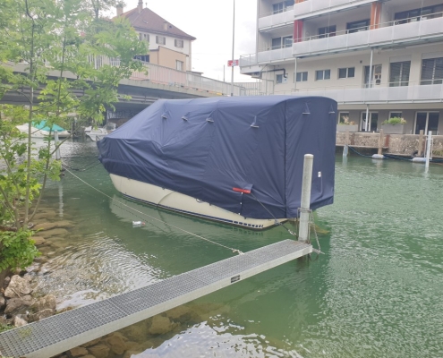 Persenning Galerie 7 Dunkelblaue Persenning auf Motorboot am Ufer