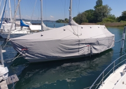 Persenning Galerie 8 Graue Persenning auf Segelyacht im Hafen