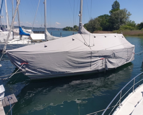 Persenning Galerie 8 Graue Persenning auf Segelyacht im Hafen