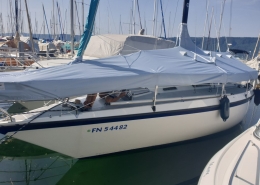 Persenning Galerie 9 Segelyacht mit heller Persenning im Yachthafen