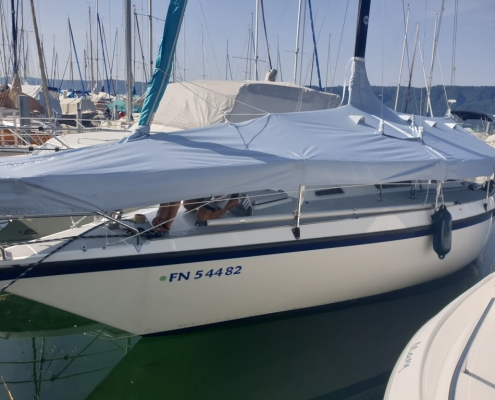 Persenning Galerie 9 Segelyacht mit heller Persenning im Yachthafen