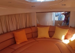 Polster Galerie 1 Rundum-Sitzecke mit cognacfarbenen Polstern und Kissen im Bootssalon
