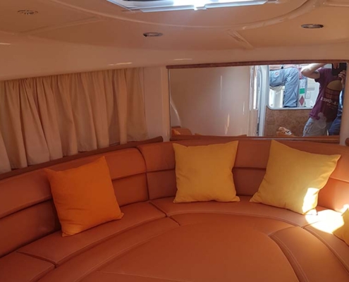 Polster Galerie 1 Rundum-Sitzecke mit cognacfarbenen Polstern und Kissen im Bootssalon