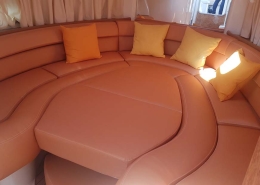 Polster Galerie 2 Cognacfarbene Salonpolster mit orangefarbenen Kissen