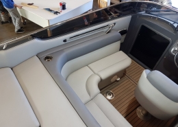 Polster Galerie 6 Cockpit mit weißen Polstern und Teakboden