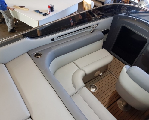 Polster Galerie 6 Cockpit mit weißen Polstern und Teakboden
