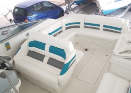 Polster Galerie 8 Sitzgruppe mit weiß-türkisen Polstern im Cockpit