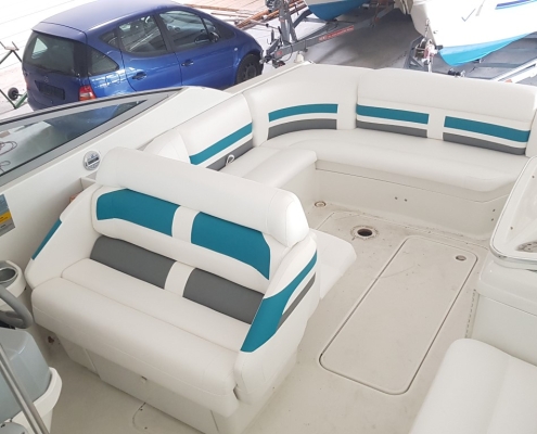 Polster Galerie 8 Sitzgruppe mit weiß-türkisen Polstern im Cockpit