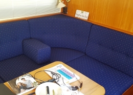 Polster Galerie 9 Blaue Salonpolster einer Sitzecke mit Holzverkleidung