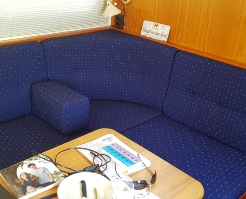 Polster Galerie 9 Blaue Salonpolster einer Sitzecke mit Holzverkleidung