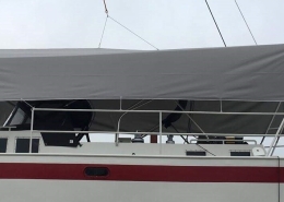 Sonderanfertigung 2 Großes Sonnensegel über dem Deck einer Motoryacht