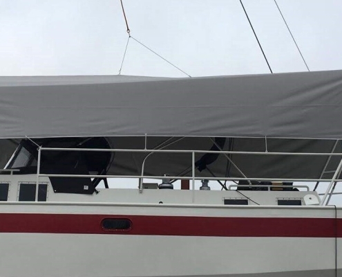 Sonderanfertigung 2 Großes Sonnensegel über dem Deck einer Motoryacht