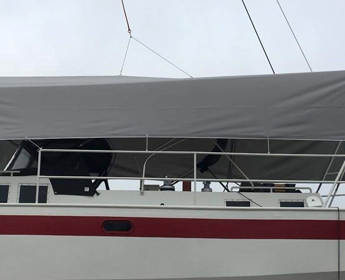 Sonderanfertigung 2 Großes Sonnensegel über dem Deck einer Motoryacht