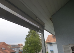 Sonderanfertigung 3 Maßgefertigter Wetterschutz-Rollo an einer überdachten Terrasse