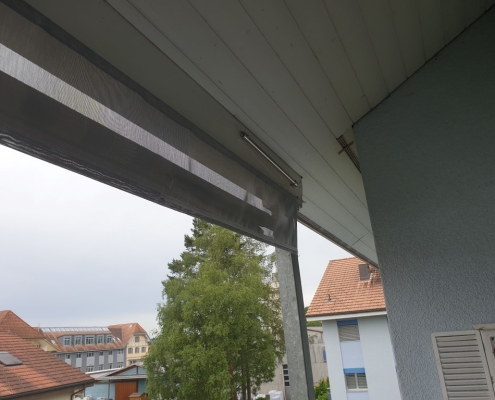Sonderanfertigung 3 Maßgefertigter Wetterschutz-Rollo an einer überdachten Terrasse