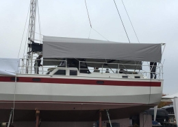 Sonderanfertigung Galerie 2 Maßgefertigte Abdeckung über einer Segelyacht an Land