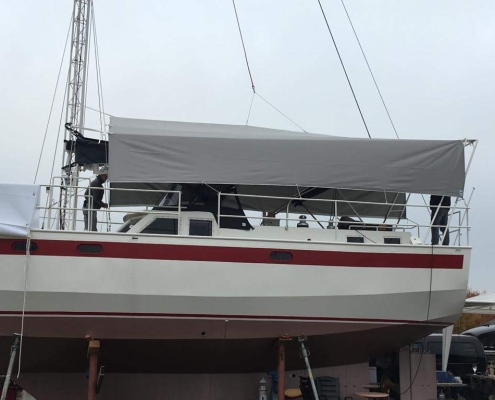 Sonderanfertigung Galerie 2 Maßgefertigte Abdeckung über einer Segelyacht an Land