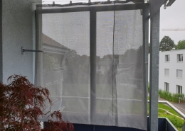 Sonderanfertigung Galerie 3 Wetterschutz-Rollo an einem Balkon