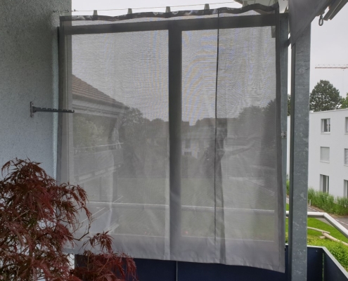 Sonderanfertigung Galerie 3 Wetterschutz-Rollo an einem Balkon
