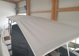 Sonderanfertigung Galerie 5 Großes Sonnensegel über dem Deck einer Motoryacht