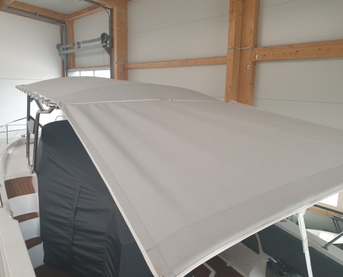 Sonderanfertigung Galerie 5 Großes Sonnensegel über dem Deck einer Motoryacht