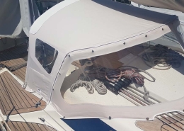 Sprayhood 4 Helle Sprayhood über dem Niedergang einer Segelyacht mit Teakdeck