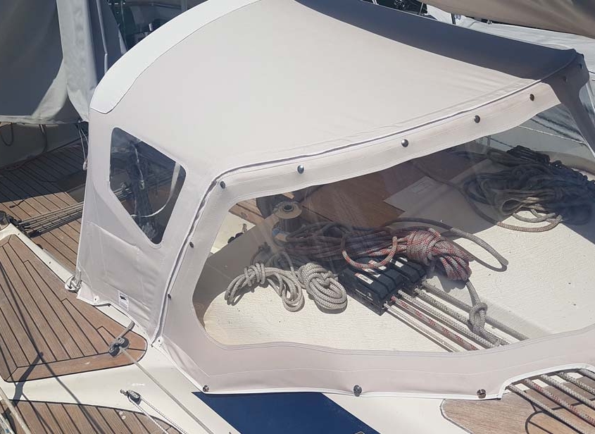 Sprayhood 4 Helle Sprayhood über dem Niedergang einer Segelyacht mit Teakdeck