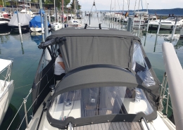 Sprayhood 5 Motorboot mit dunkelgrauem Cockpitverdeck von vorn gesehen, am Steg eines Bodensee-Hafens