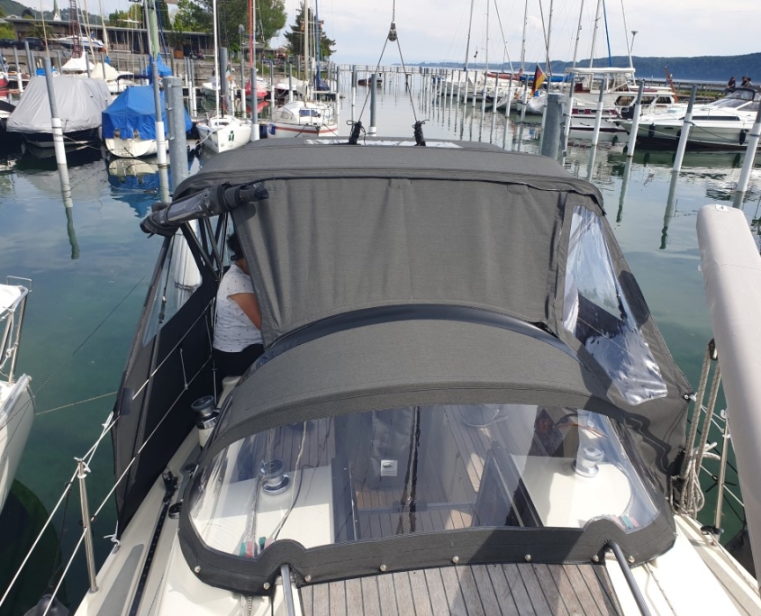 Sprayhood 5 Motorboot mit dunkelgrauem Cockpitverdeck von vorn gesehen, am Steg eines Bodensee-Hafens