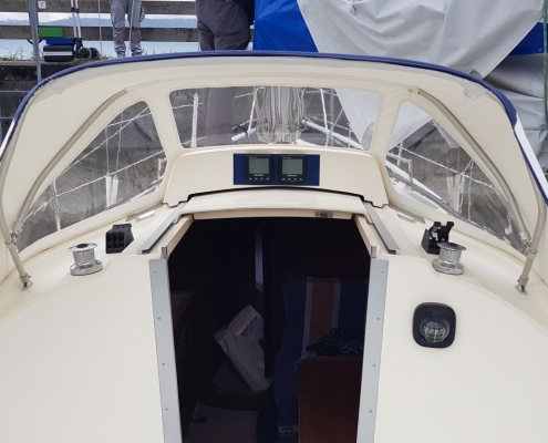 Sprayhood Galerie 1 Weiße Sprayhood auf einer Segelyacht im Hafen