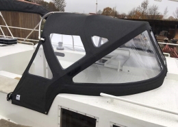Sprayhood Galerie 3 Schwarze Sprayhood auf Motorboot, seitliche Ansicht mit Edelstahlgestänge