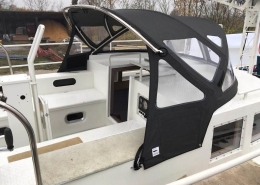 Sprayhood Galerie 4 Schwarze Sprayhood mit geöffneten Seitenteilen auf Motorboot