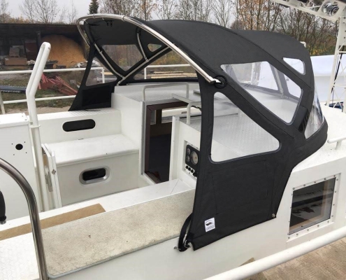 Sprayhood Galerie 4 Schwarze Sprayhood mit geöffneten Seitenteilen auf Motorboot