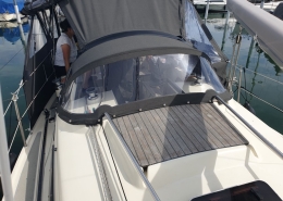 Sprayhood Galerie 8 Graue Sprayhood auf einer Segelyacht am Liegeplatz