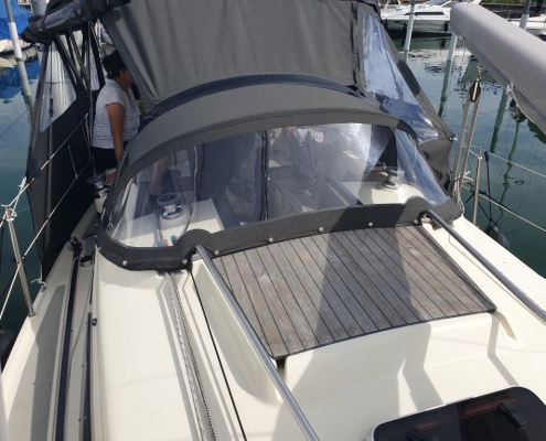 Sprayhood Galerie 8 Graue Sprayhood auf einer Segelyacht am Liegeplatz