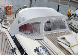 Sprayhood Galerie 10 Helle Sprayhood auf Segelyacht mit Teakdeck