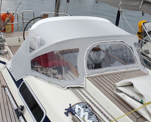 Sprayhood Galerie 10 Helle Sprayhood auf Segelyacht mit Teakdeck
