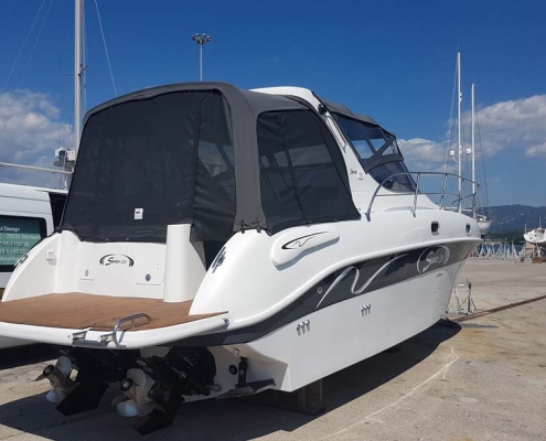 Verdeck 1 Motorboot Saver mit schwarzem Cabrioverdeck auf dem Werftgelände