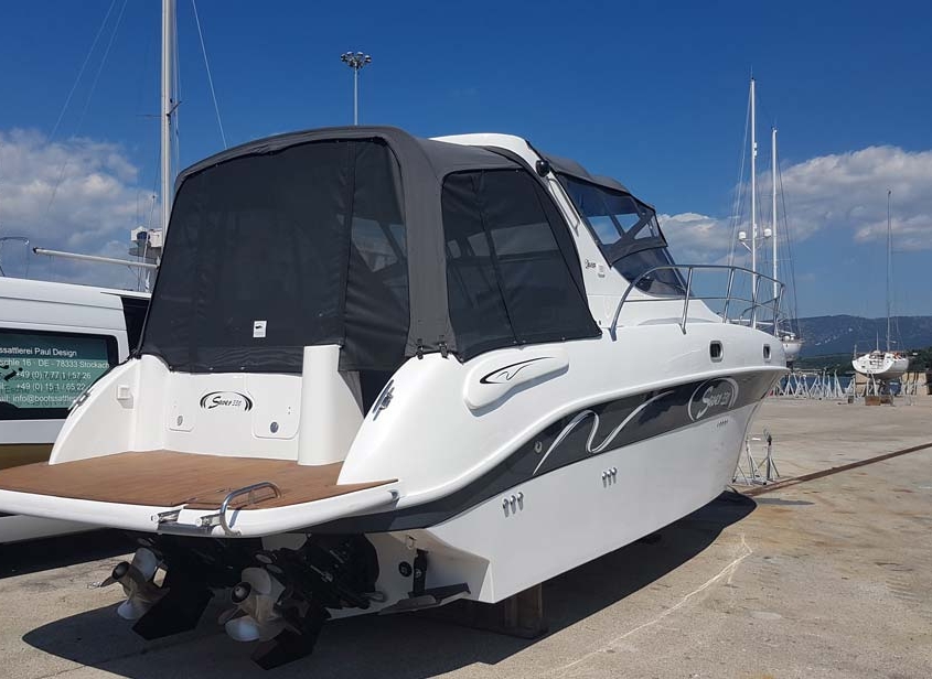 Verdeck 1 Motorboot Saver mit schwarzem Cabrioverdeck auf dem Werftgelände