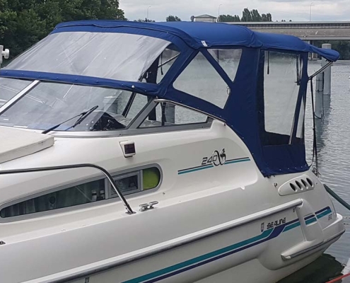 Verdeck 2 Motorboot Sealine mit blauem Cockpitverdeck mit Klarsichtfenstern am Liegeplatz