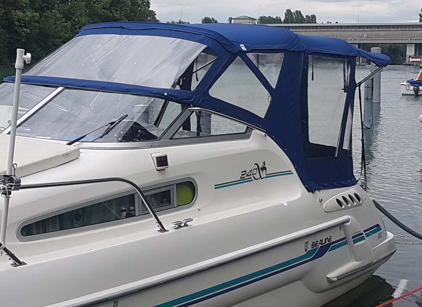 Verdeck 2 Motorboot Sealine mit blauem Cockpitverdeck mit Klarsichtfenstern am Liegeplatz